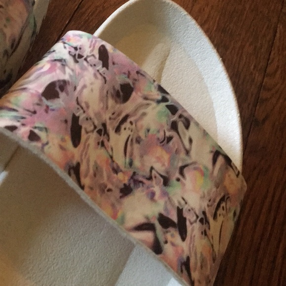 NEVER WORN fils white and fun patterned slides - Picture 3 of 4